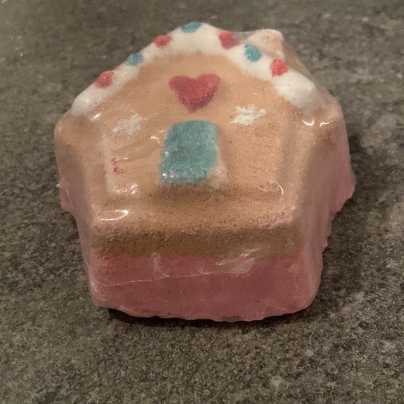 Gingerbread House jewelry Bath Bomb - Mother of Pearl Ring Collection - Picture 3 of 7